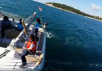 barcha a vela yacht a vela squadra equipaggio pozzetto skipper timoni ruota teak